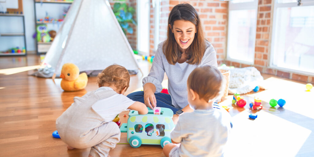 no sé si quiero ser madre mamá jugando con bebé hijos